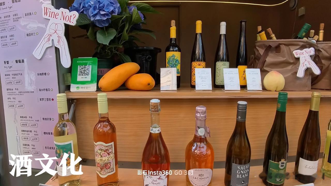 外滩枫泾集市

豫园方浜中路，昔日小集市鳞次栉比，手工美食琳琅满目，价廉物美，人