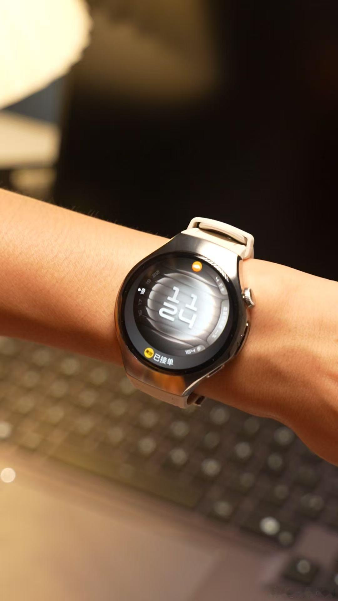 打车、外卖消息实时通知，支付、地铁公交卡、门禁抬手搞定能刷，还能独立接打电话，华