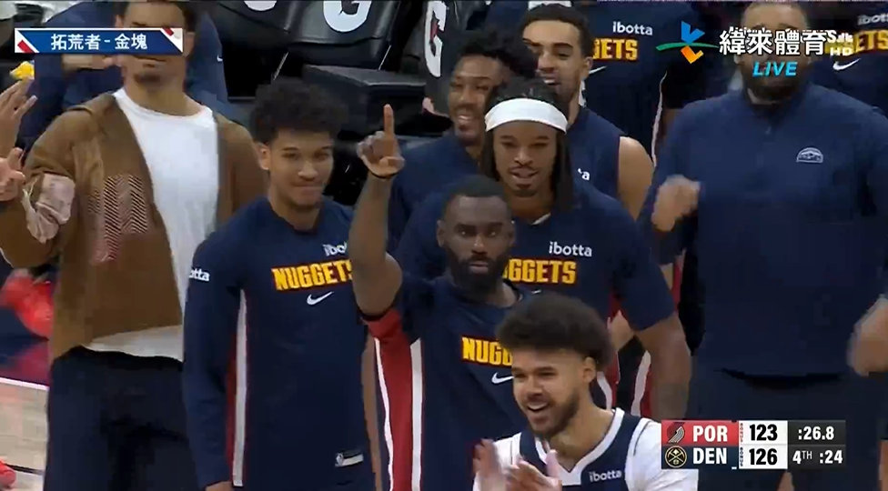 话说今天霍姆斯戏份真足，每个场外的回合都有他开拓者VS掘金