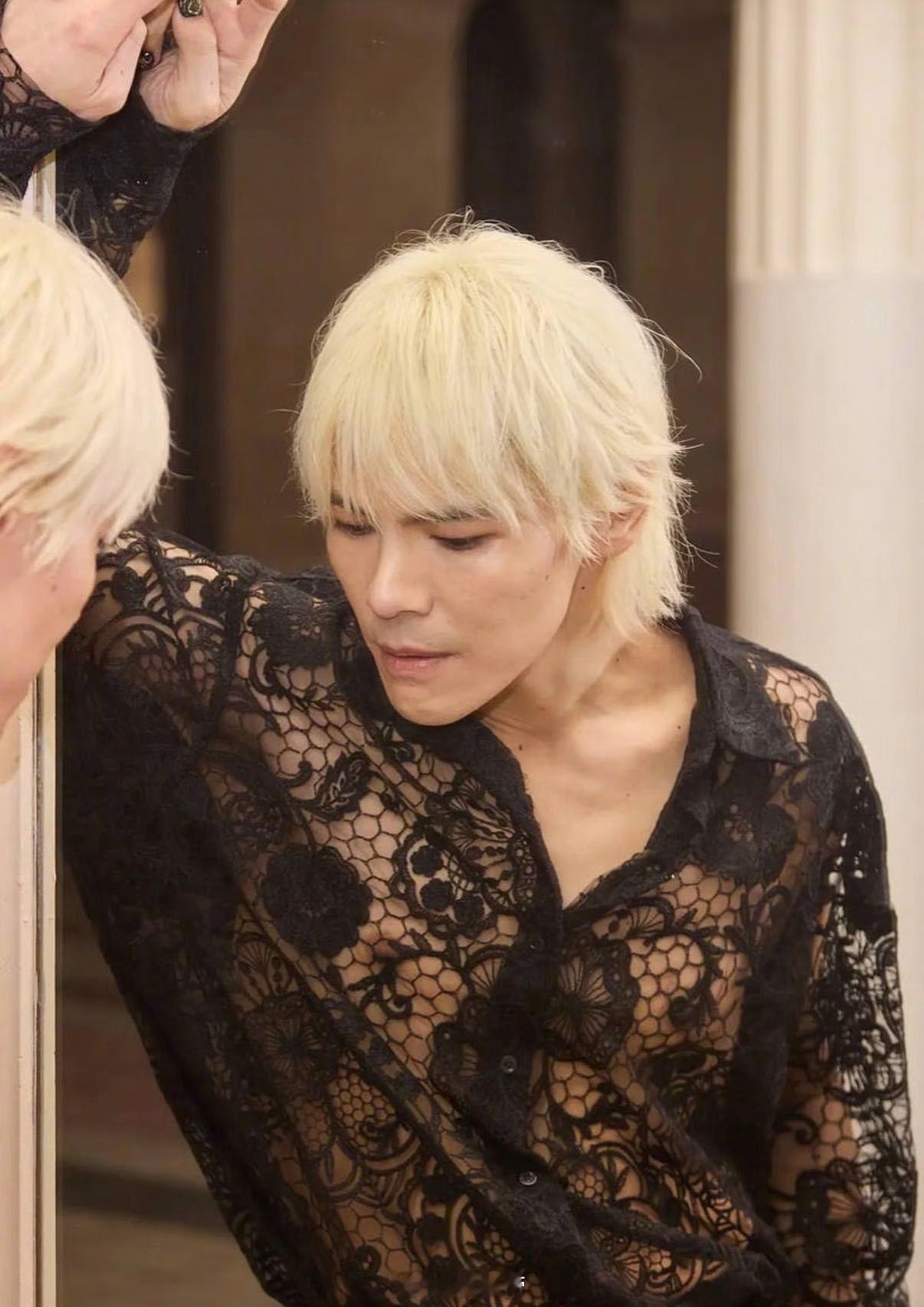 向佐不会再扮女装 向佐这波转型堪称“猛男の文艺复兴”！从五彩斑斓的女装秀到沉稳硬