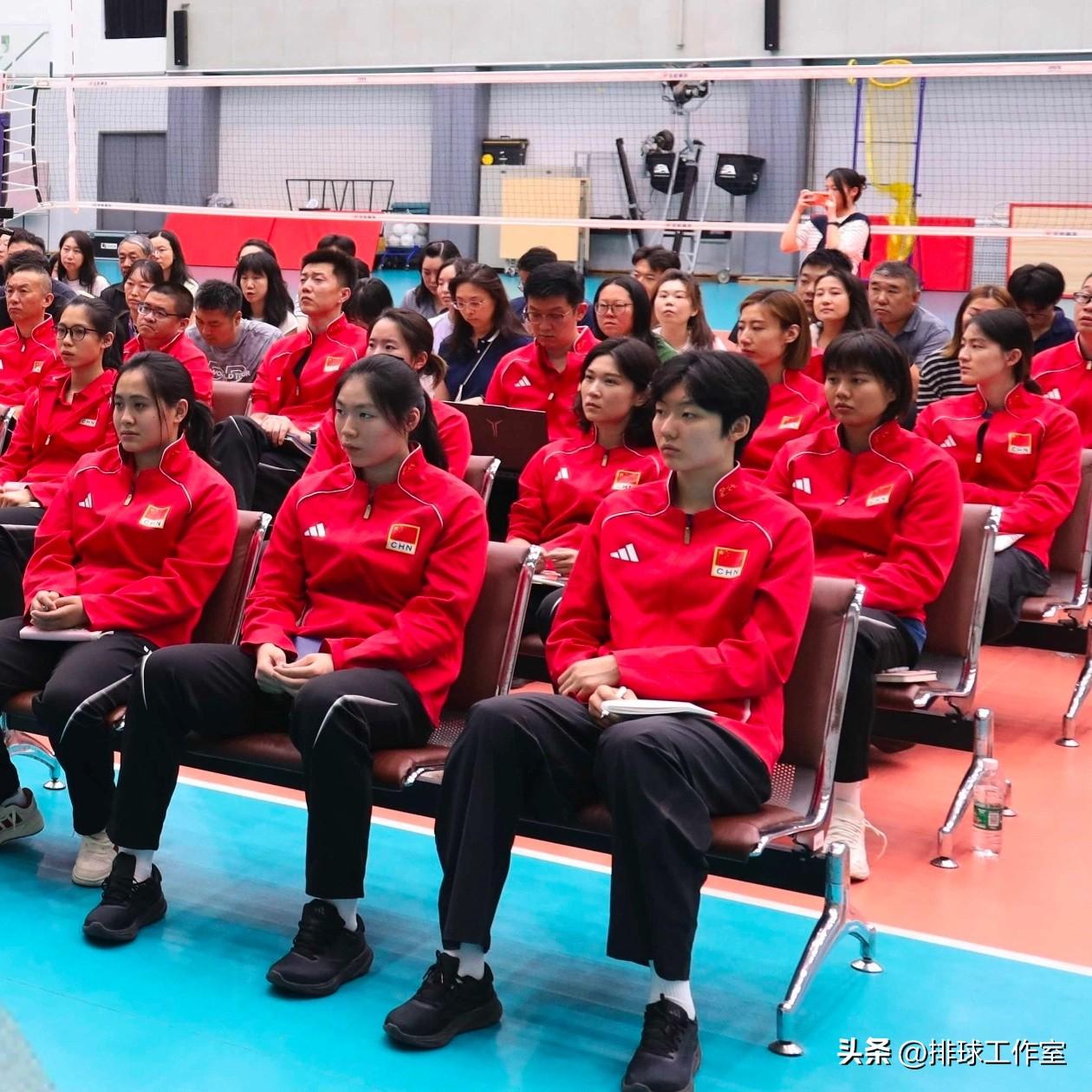 决胜局中段落后时，中国队果断祭出“二换三”，看得人心里一紧（连解说都明显愣了一下