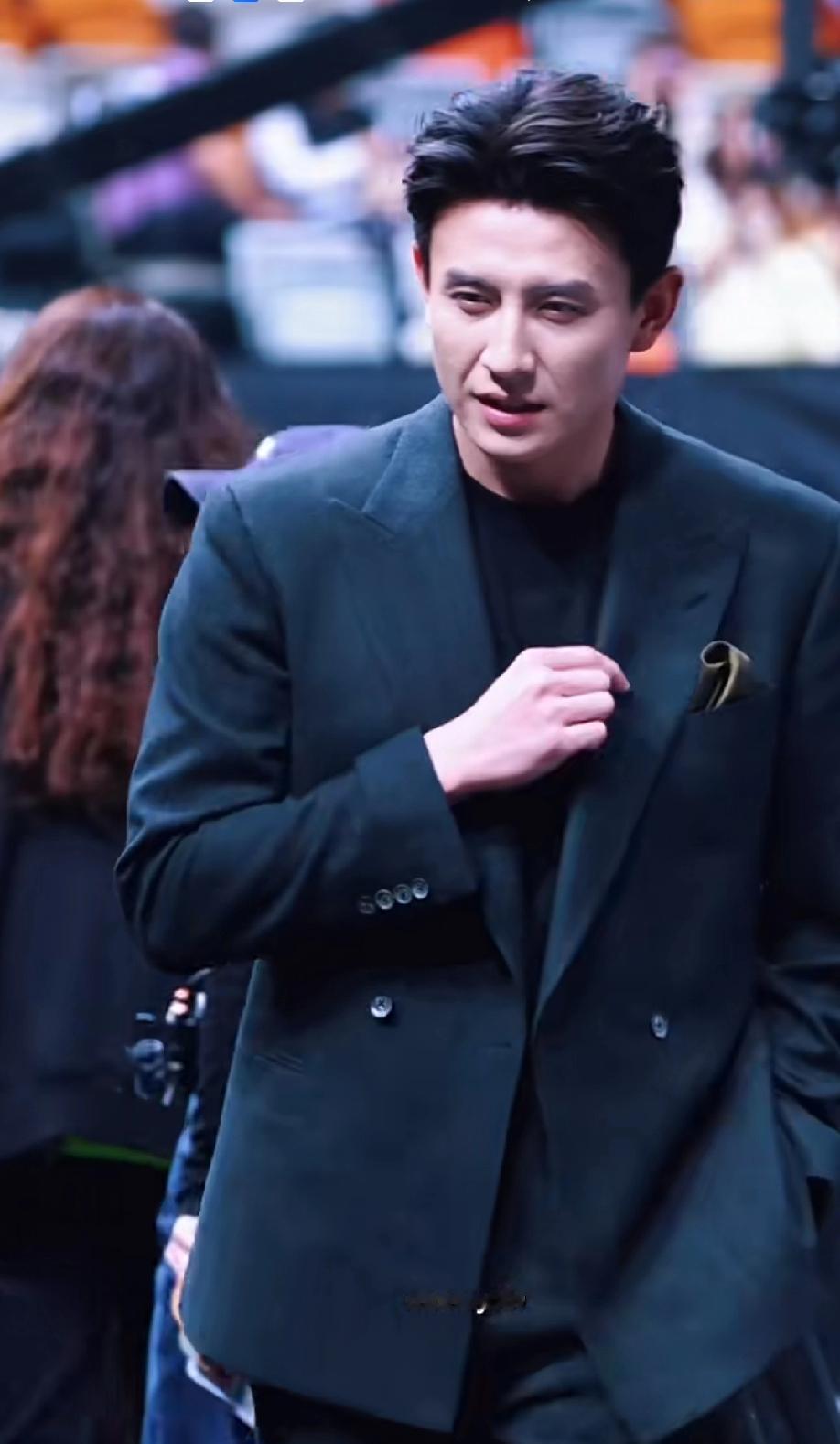 颁奖礼上颗粒无收的短剧，第二天让平台服务器崩了三次。
播放量一夜之间刺破5亿天花