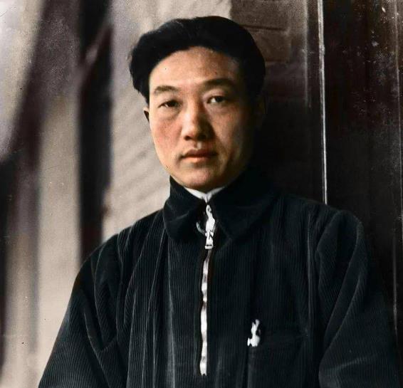 1937年，徐悲鸿在香港时，遇到一个德国人售卖四箱古画，当徐悲鸿看到第三箱时，突