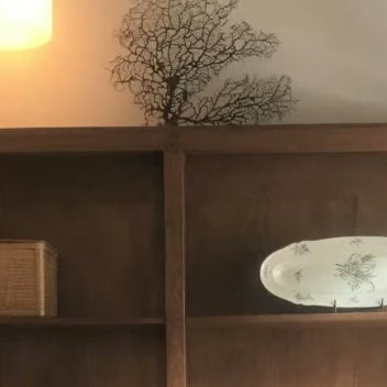 想孤身前往去看一场花事。如果午后微雨突袭，你恰好渡船而过，不妨让我们在春柳拂面的