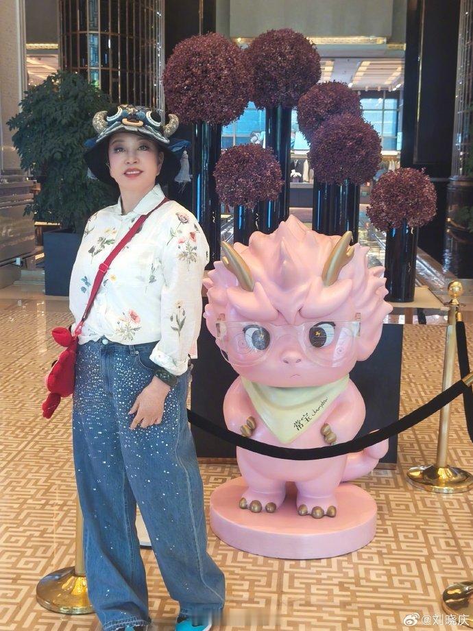 原来刘晓庆也是无孩爱狗女 刘晓庆做客鲁豫访谈，大方分享个人生活状态，坦言自己无孩