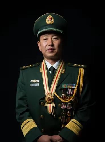 铁血抉择铸丰碑
 
2008年，3名中国联防队员执勤时被匪徒砍杀，指挥员到达现场