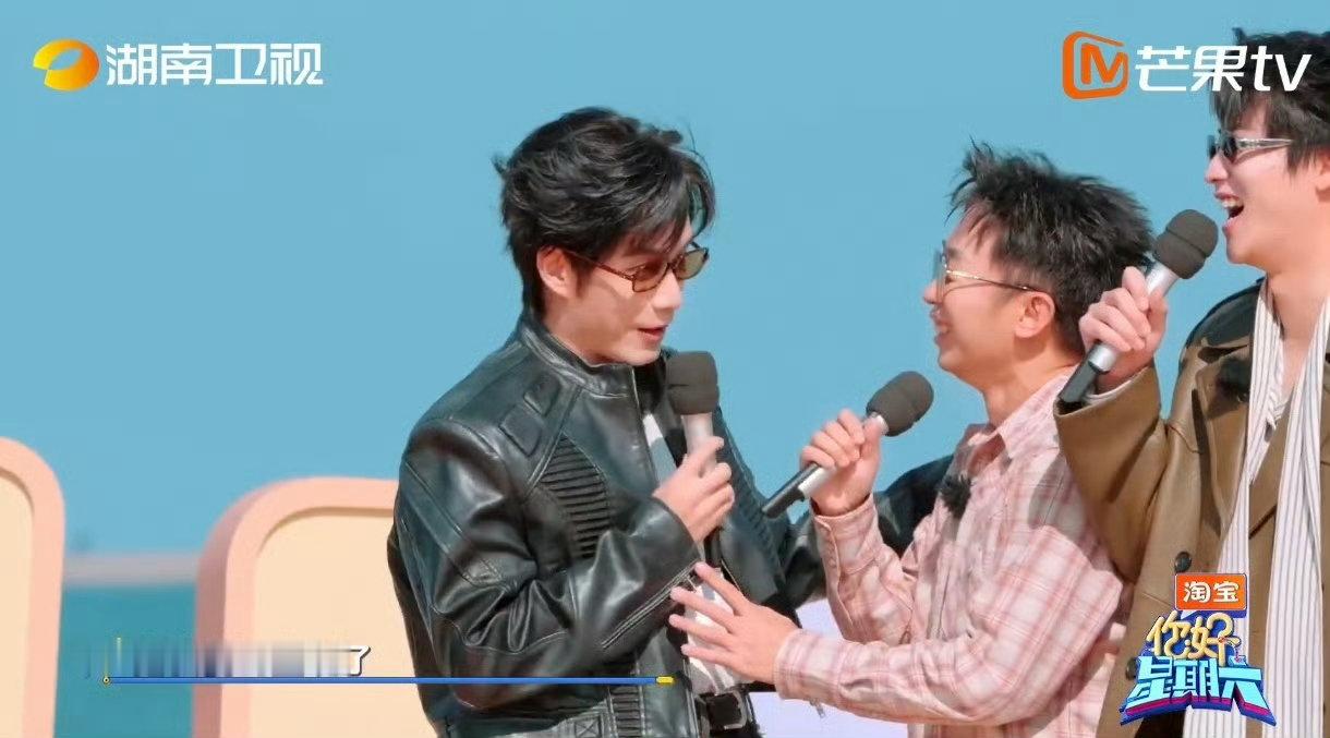 杨迪把张颜齐的词全说了你好星期六杨迪一上来就疯狂输出祝福，张颜齐急得让少说点，没