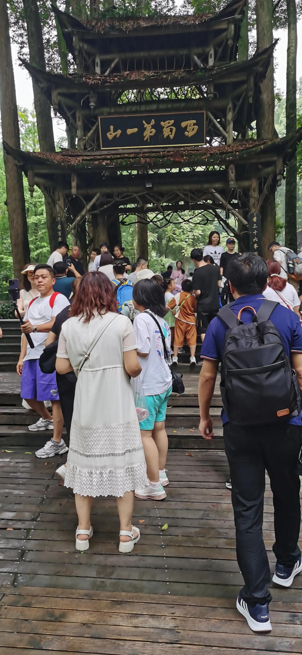 今天是我们来四川的第四天。

第一天飞机晚点，到酒店就快晚上9点了，哪儿也没去成