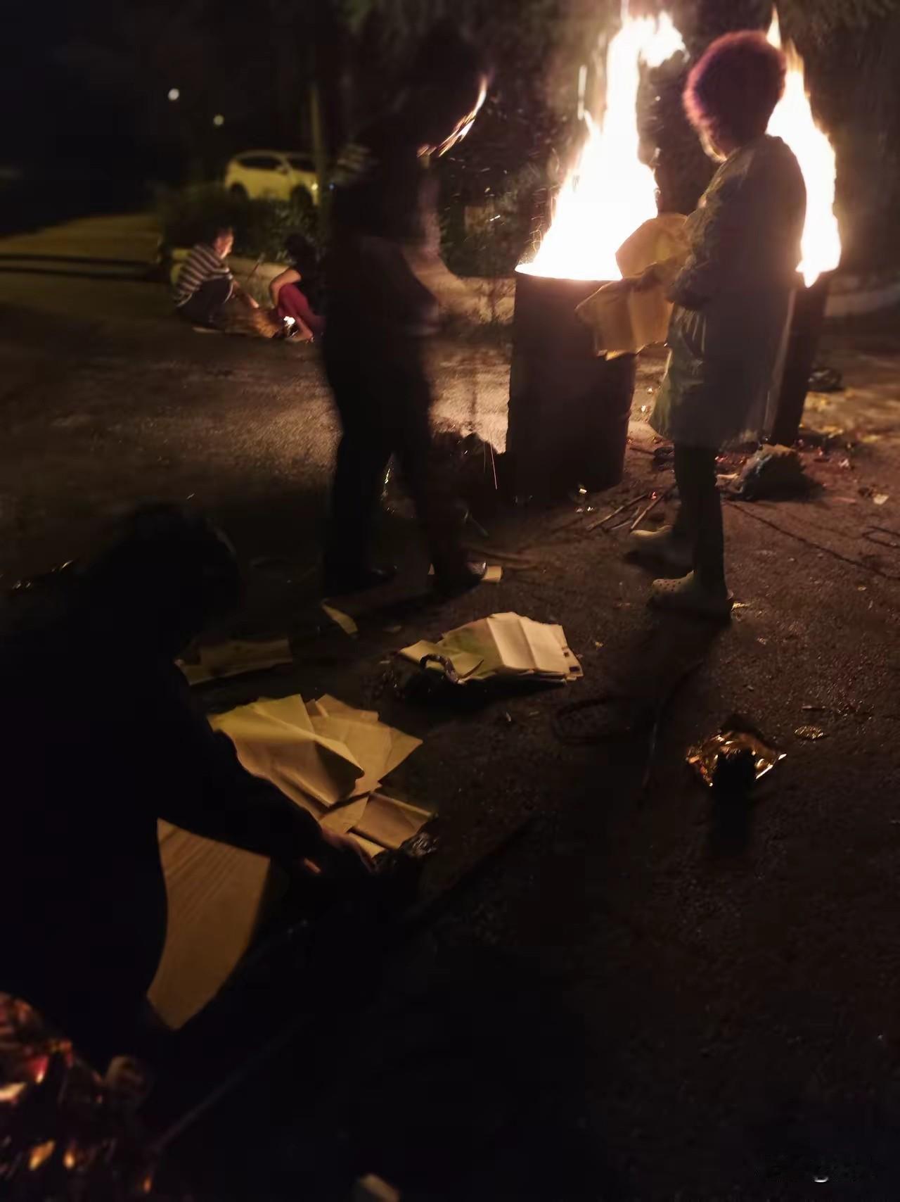 大家发现没？
现在中元节在路口烧纸越来越多了，去公园遛弯回来，竟然发现路过的几个