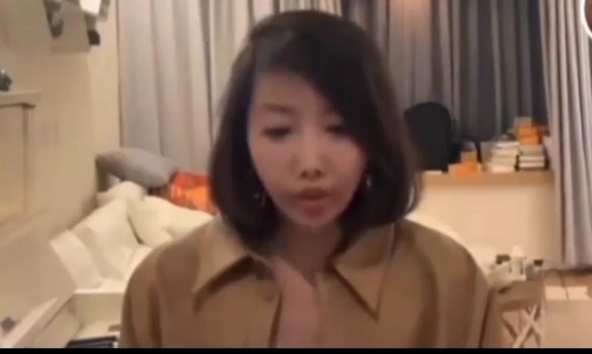 瑞士。安乐死的沙白白，正对母亲做最后的控诉。

沙白白母亲患鼻咽癌，父亲是阿兹海