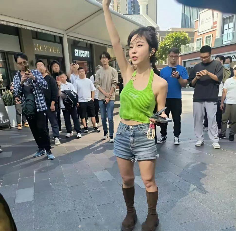 五年前，她和刘宇宁同为网红闯娱乐圈，现在刘宇宁成功了，她却已经回到原地了… 