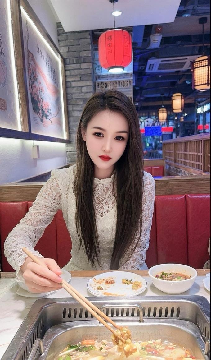 美食与美人相伴，尽享火锅的温暖时光🍲💃