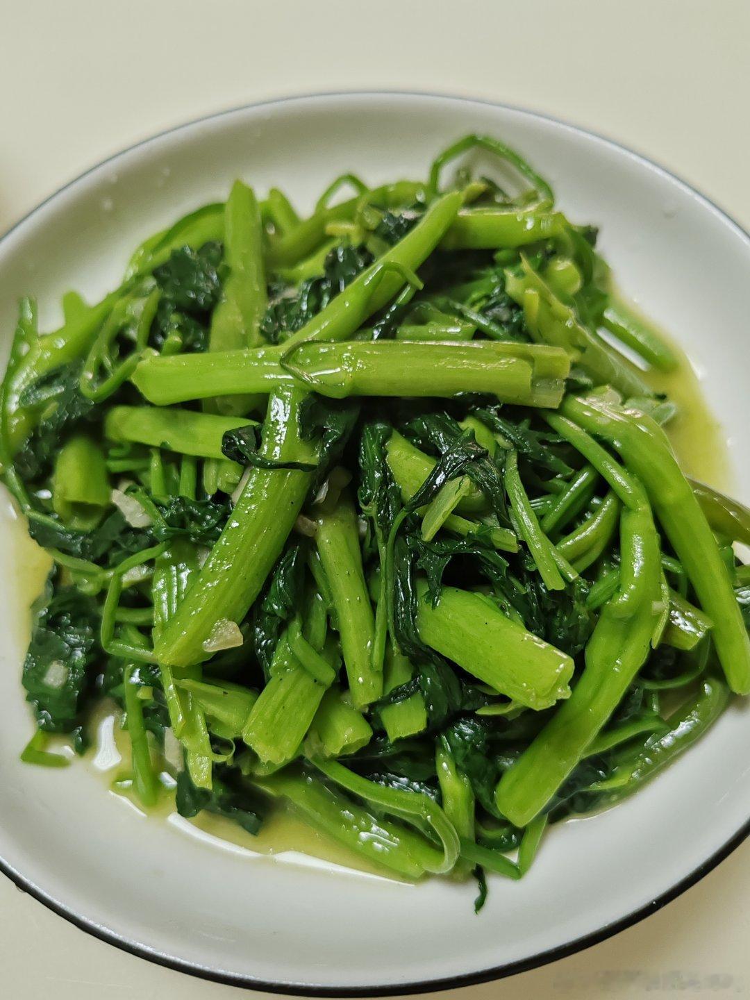 周末都是冰箱有什么煮什么～娃说：怎么没有肉呢？一个只吃肉不长肉的娃～ 