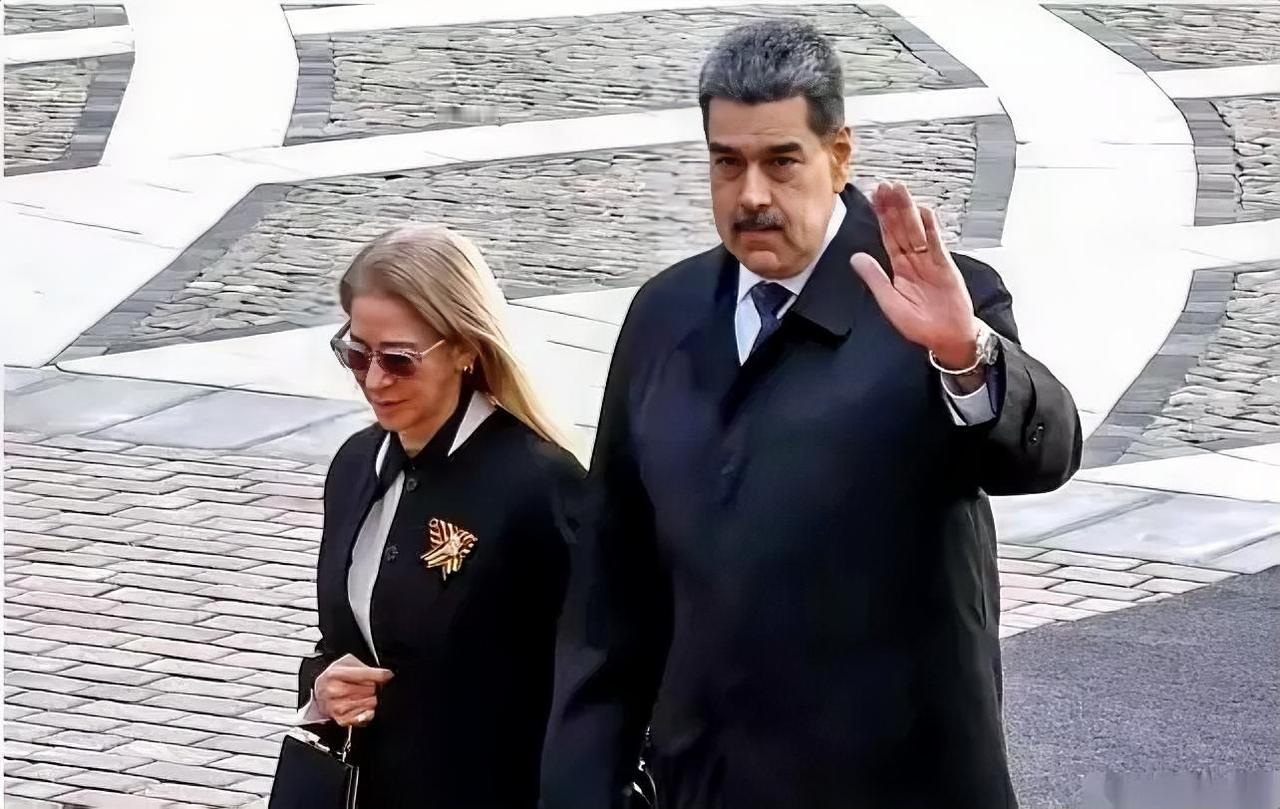 马杜罗最绝望的一刻，不是看到美国特战队，而是发现自己睡的军营，大门是敞开的！他以