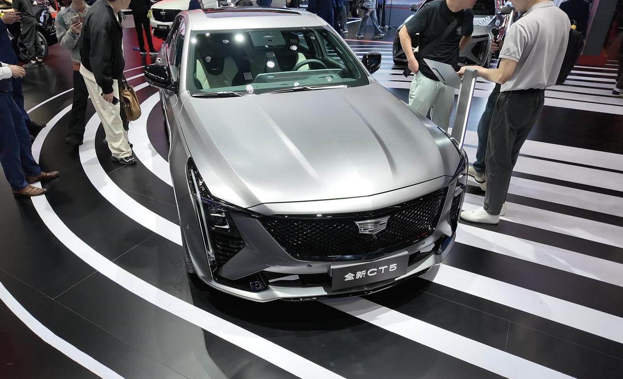 2025广州车展，全新CT5发布了V专属性能车色「飓风哑光灰」及V专属红色性能选