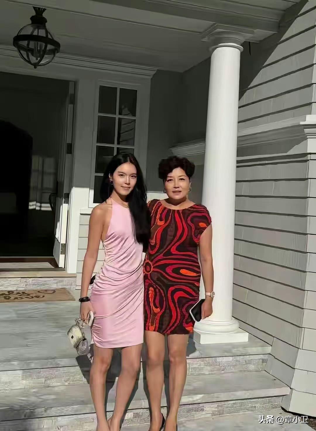 李咏遗孀哈文（春晚导演）和女儿，在美国的房子前合影，女儿法图麦已经1米7多，又高