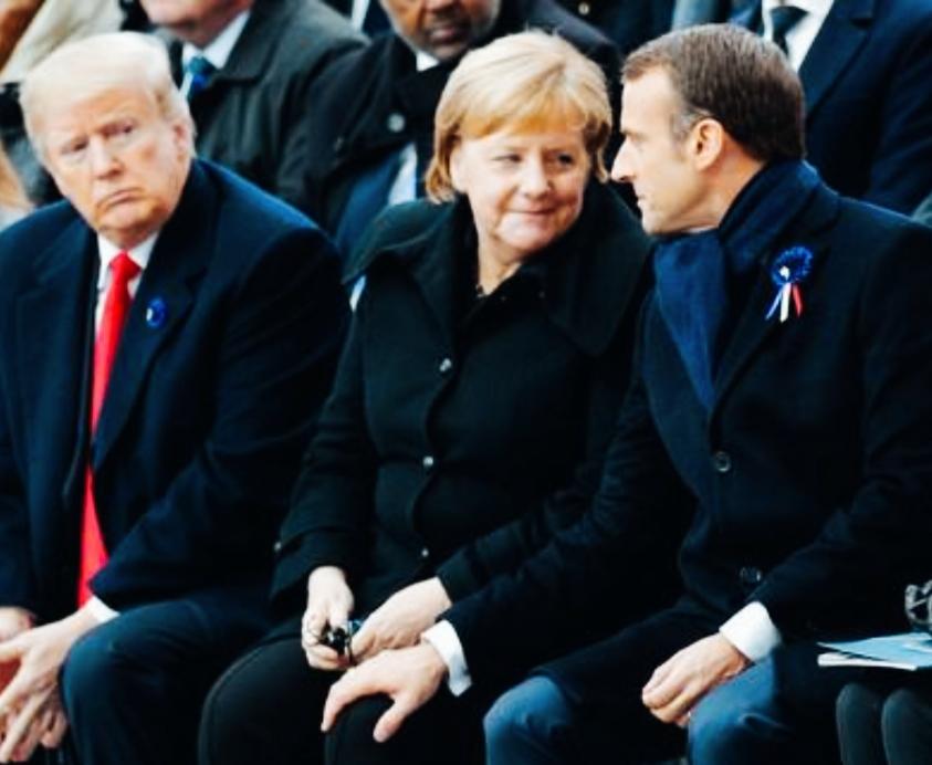 特朗普看向马克龙的表情挺有意思啊！
特朗普这表情代表什么含义呢？
特朗普看着马克