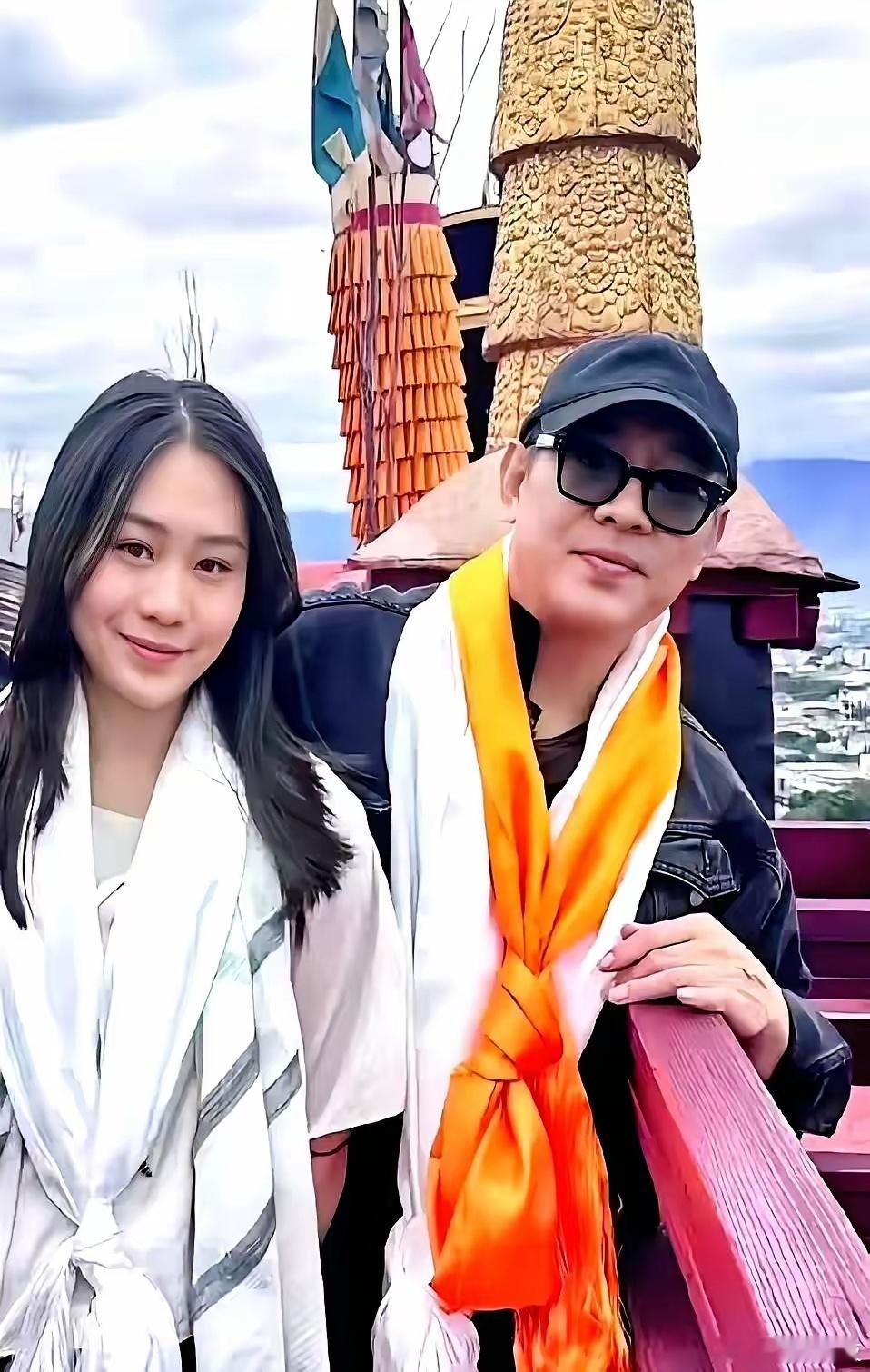 黄秋燕2005年在旧金山市政厅再婚。​李连杰没去黄秋燕的婚礼，托人送了五万美元红