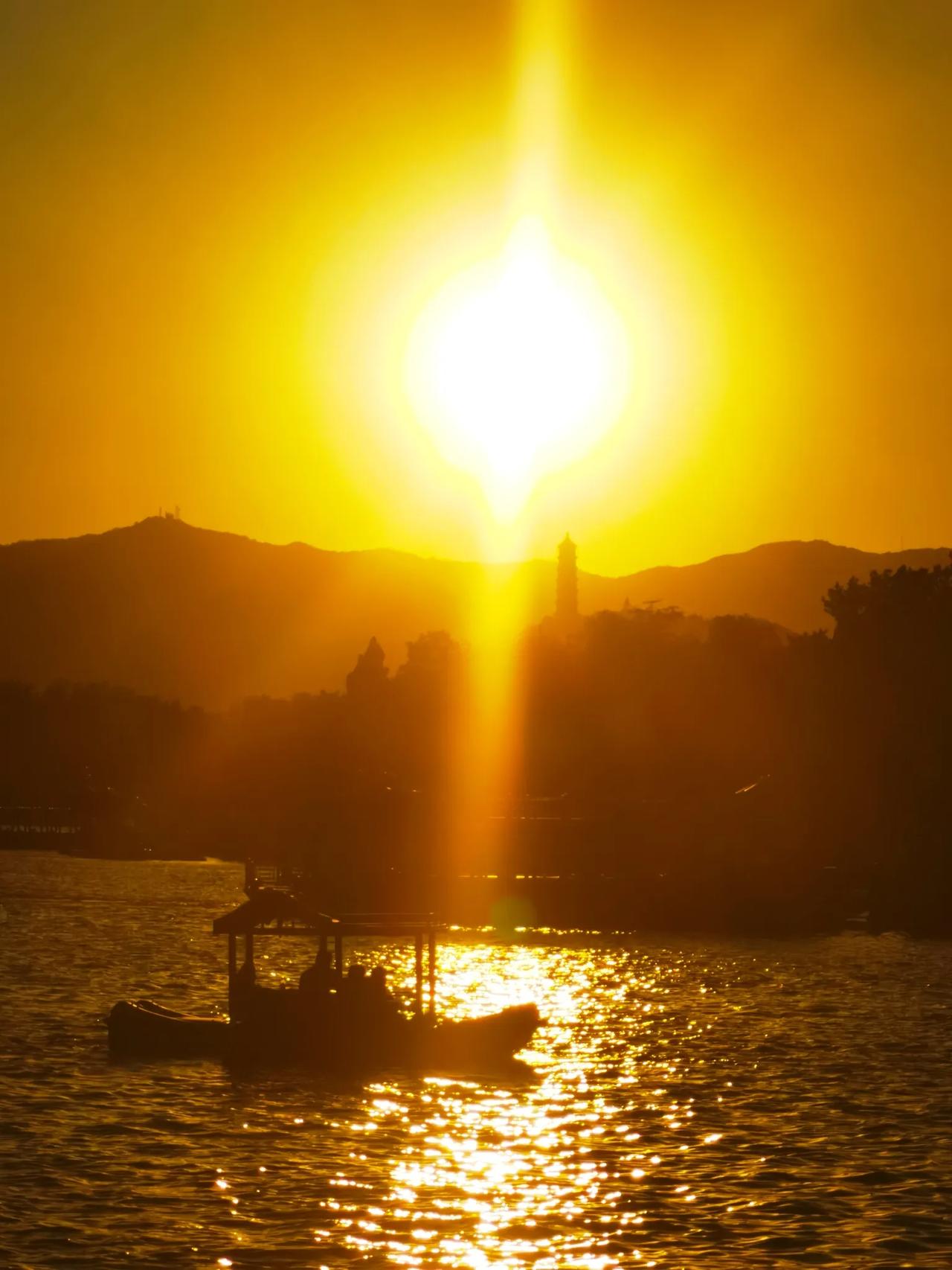 落日佛光。北京玉泉山夕阳胜景！#秋日生活打卡季# #记录我的2024#