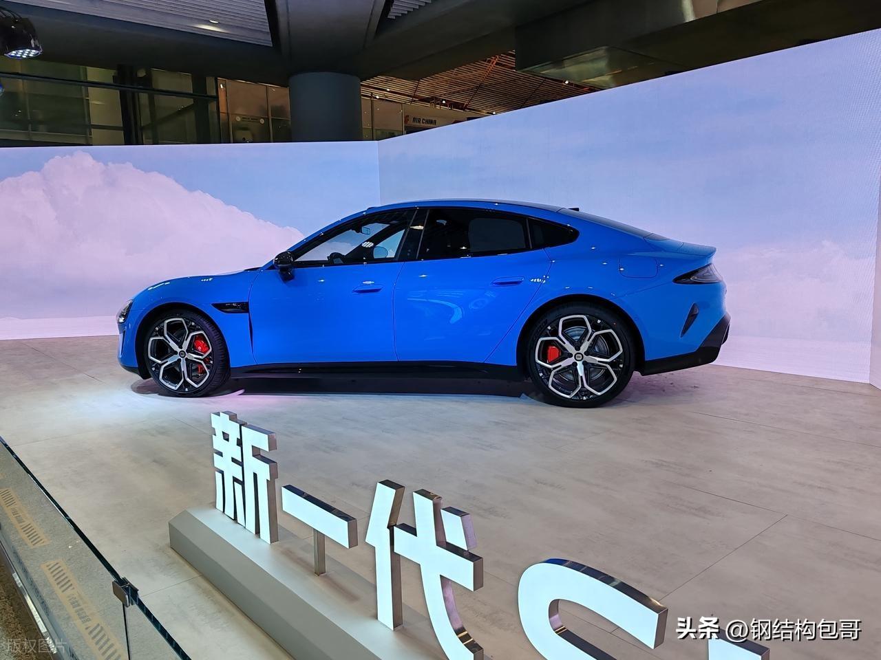 小米从外观上还是挺吸引人的，
但是汽车毕竟不是小物件，
这种一年出一款新车，
性