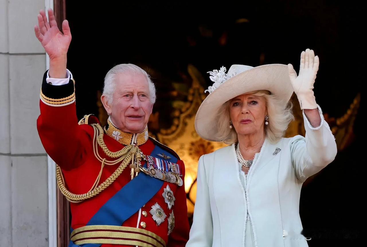 6月15日，国王官方生日庆典 Trooping The Colour ，国王和王
