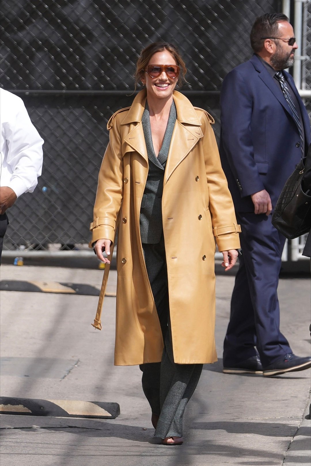 Minka Kelly 现身洛杉矶录影棚，身为梦龙乐队主唱 Dan Reynol