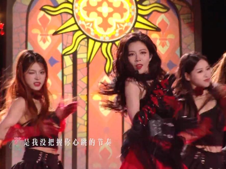 浪姐6成团夜，直播假唱登上热搜，也是蛮好笑的。
 
说实话，浪姐假唱不稀奇，几乎