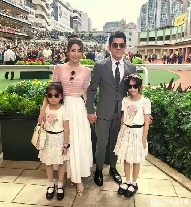 郭富城‌携妻子‌方媛‌及两个女儿现身‌香港沙田马场‌，相伴三十余年的金牌经纪人‌