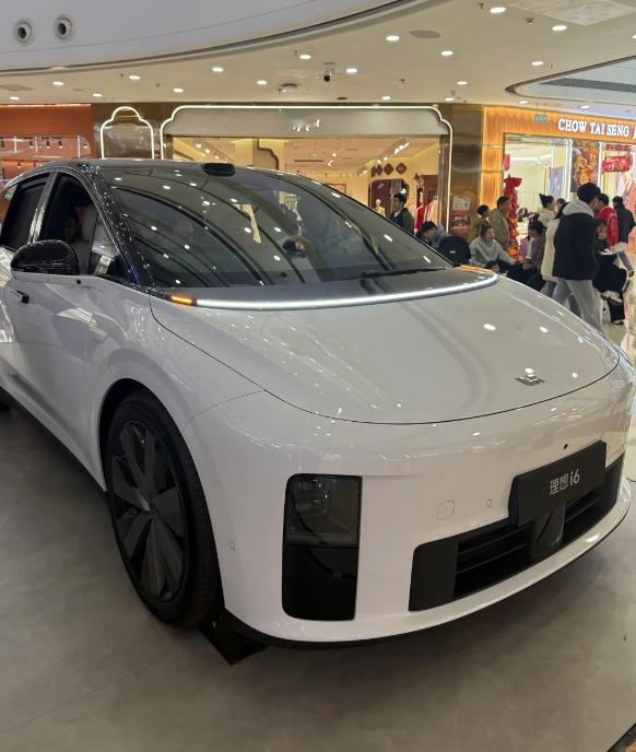 自研电池加速全系上车，理想 增长确定性持续增强。 理想自研5C电池已搭载L8/L