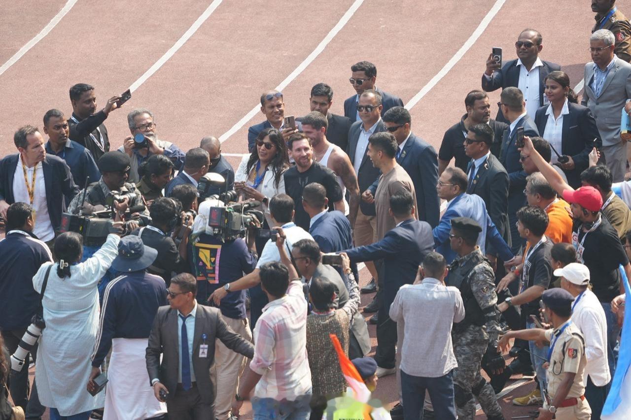 只待了10分钟！冲场全过程：太多人围着梅西，安全考虑他选择离场梅西印度行足球 1