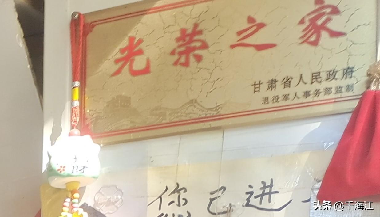 乌鲁木齐市天津南路“老杜古玩玉器店”的店主杜时时，是名老退役军人。老杜是从老家甘