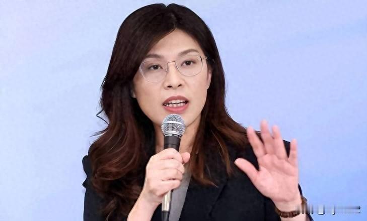 郑丽文行事作风就是与其它国民党政客不一样，她除了认同自己是中国人，两岸一家亲，坚