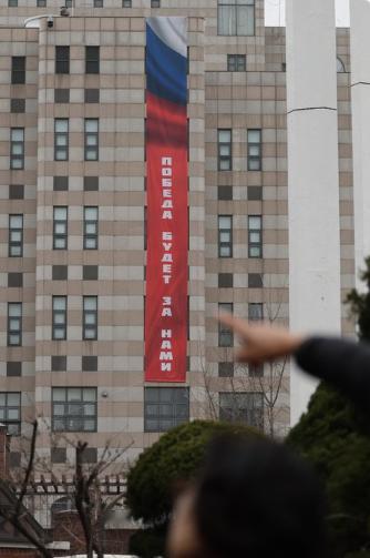 【俄罗斯人在首尔的大使馆大楼上悬挂了一条横幅，上面写着“胜利必将属于我们”。 在