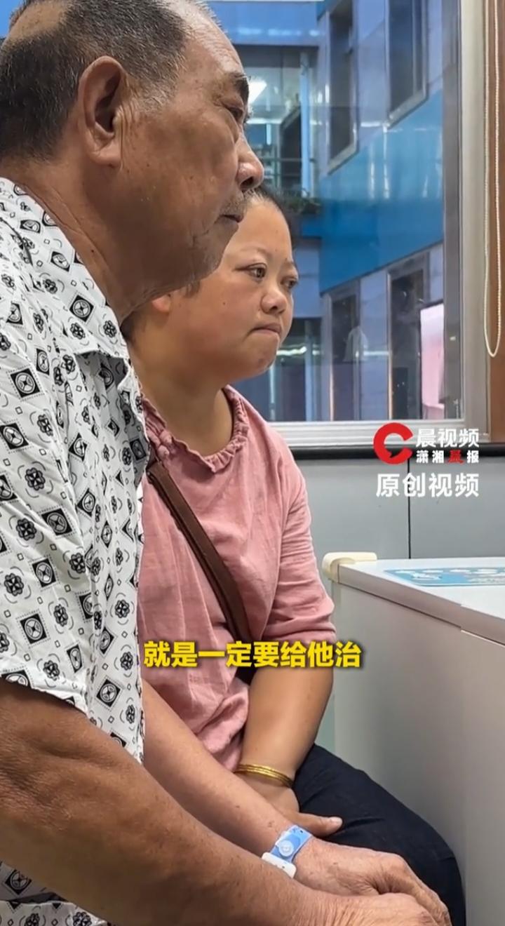 父亲患癌怕拖累家人想放弃，女儿泪奔坚持：能活一天就赚一天，戳中无数家庭的痛
 