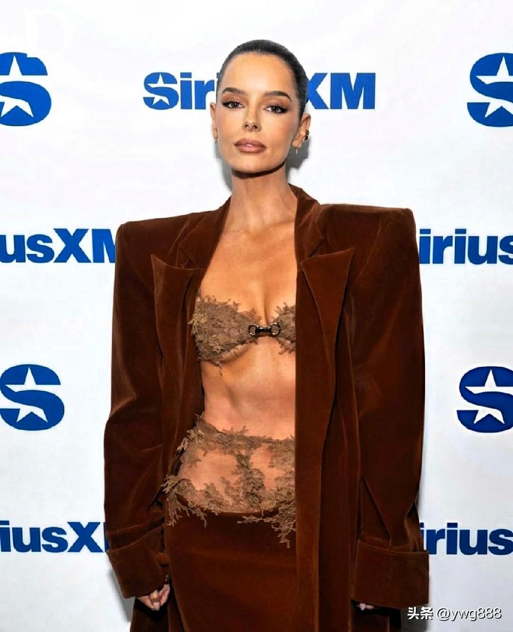 莫拉·希金斯近日身着越南设计师杜龙 设计的引人注目的单色套装，惊艳亮相。这套造型