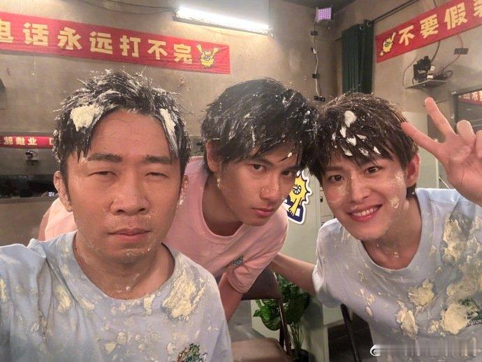 杨迪告别六月plog杨迪晒谢娜话剧现场照杨迪六月plog太有料！非正十周年蛋糕创