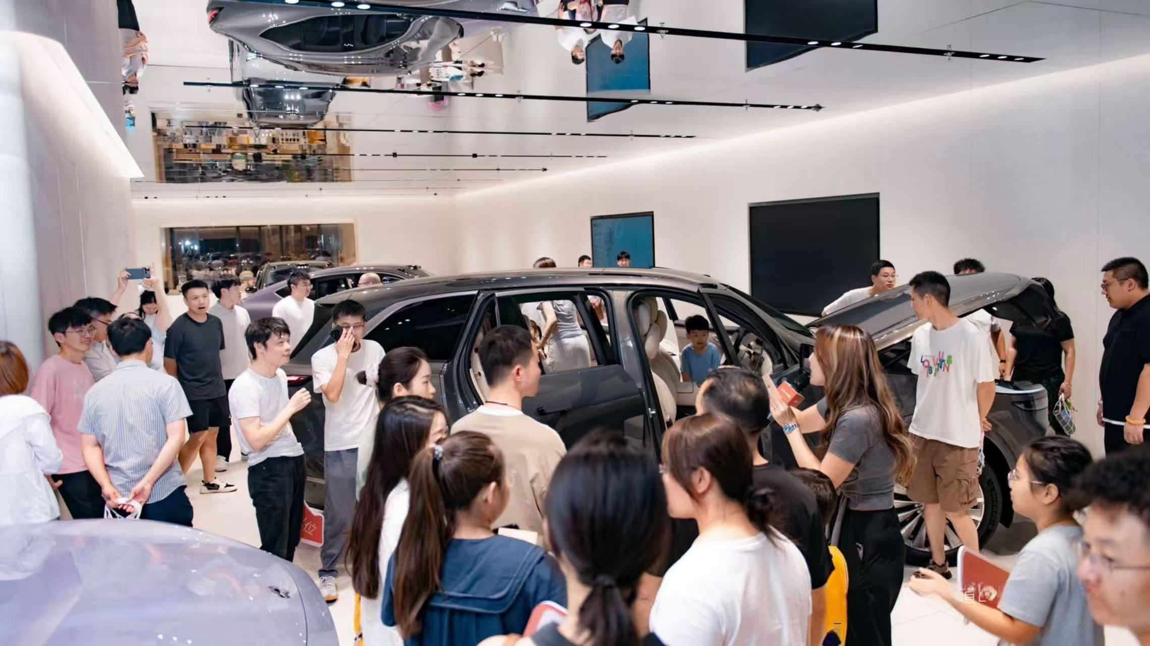 这就“未发先火”了？乐道L90预售才几天，全国门店就挤得满满当当，周末更是成了看