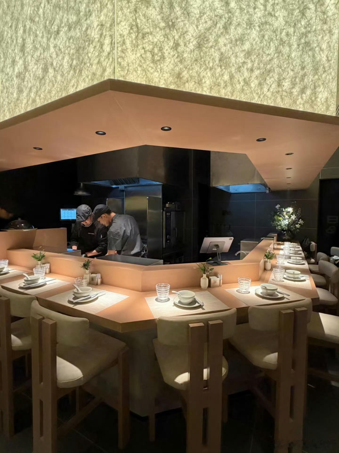 魔都新开的店 又美出新高度了😎位置在中山公园，环境整体氛围温暖又高级很适合朋友