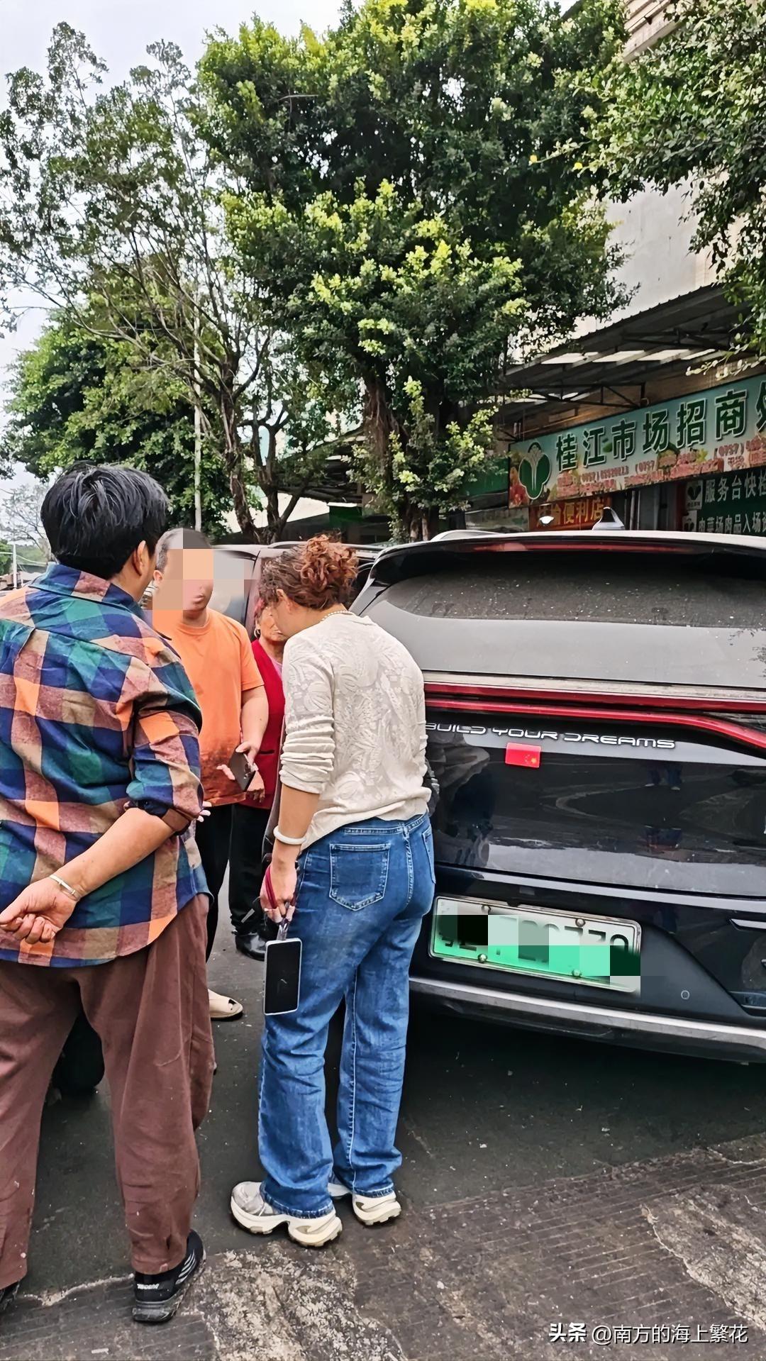 这大过年的，你怎么能这样赖人呢。这样赖人可是不好的。
只听见一个胖胖的中年大妈大