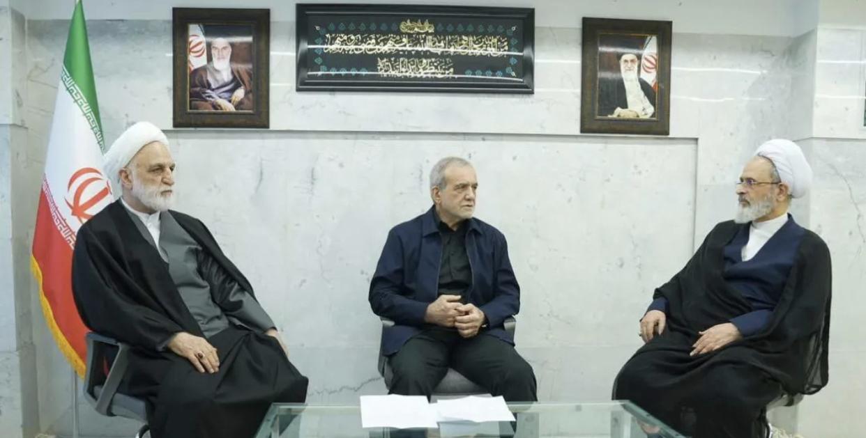 哈梅内伊遇害后，由伊朗总统佩泽希齐扬等三人组成的伊朗临时领导委员会成立并履职，据