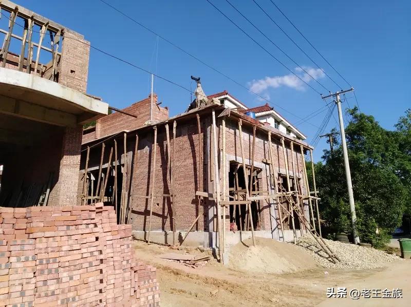 农村盖房不用审批的吗? 农村盖房可不能想当然，是要审批的！好多农民觉得在自家宅基