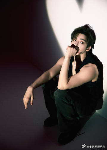 侯明昊 侯明昊的帅气总能给人惊喜，他把每一个角色的帅都演绎得与众不同，无论是温柔