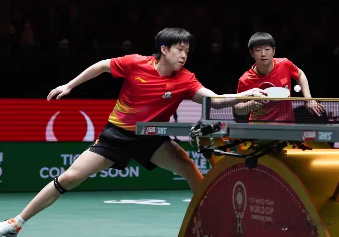 成都乒乓球混团世界杯第二阶段进入收官日，排名前两位的中国队与日本队相遇，两队在男