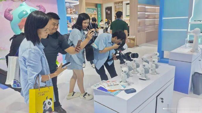 台州造智能机器人文博会圈粉无数 文博会上杀出一匹黑马！台州椒江这家科技企业，硬是