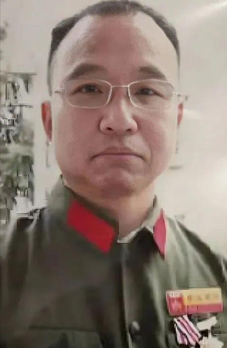 1984年，战士李陶雄中弹牺牲，送葬途中遗体竟两次从车上跌落，护士郑英察觉异样，