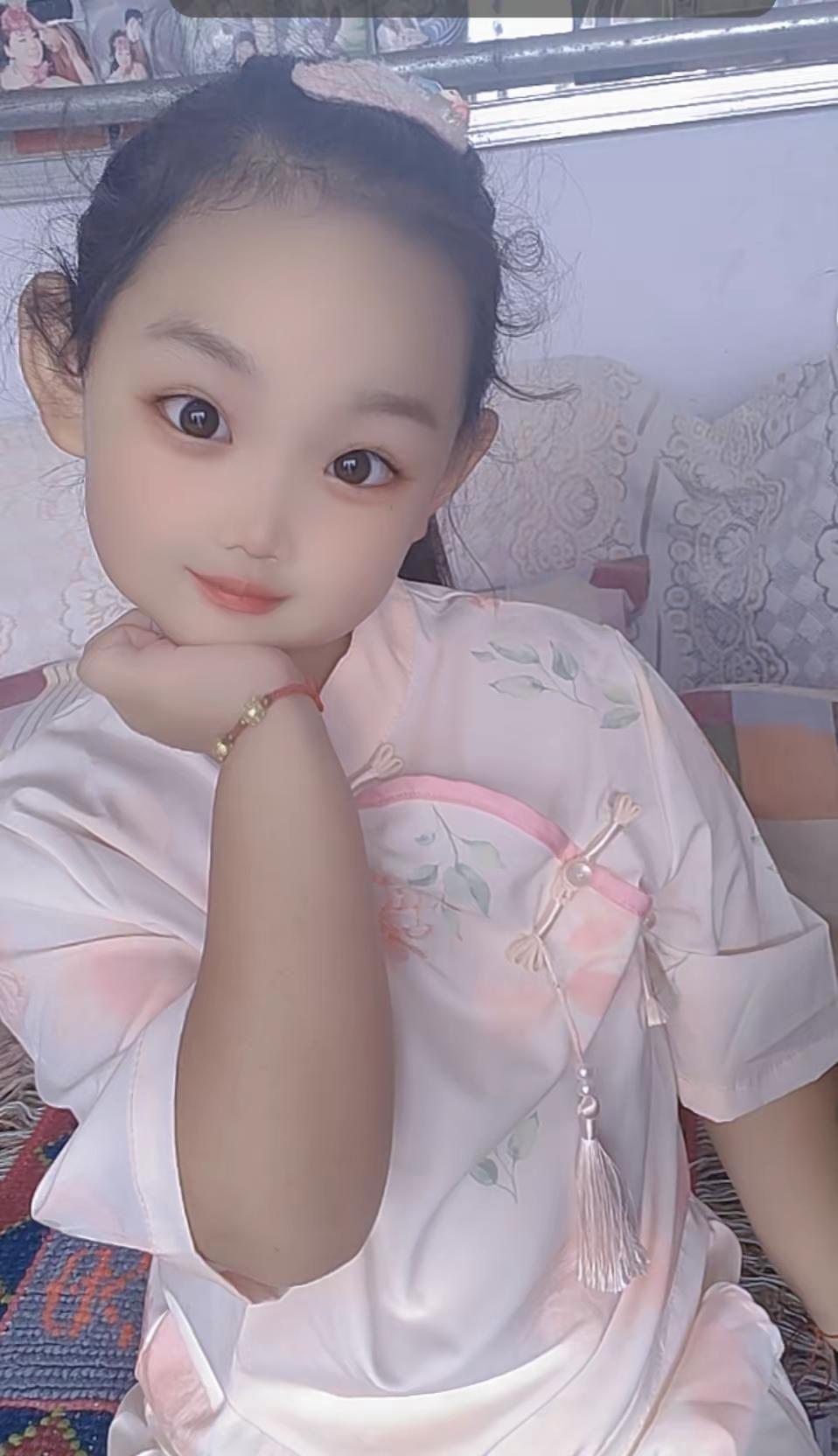穿旗袍的小公主 可爱到爆炸💥