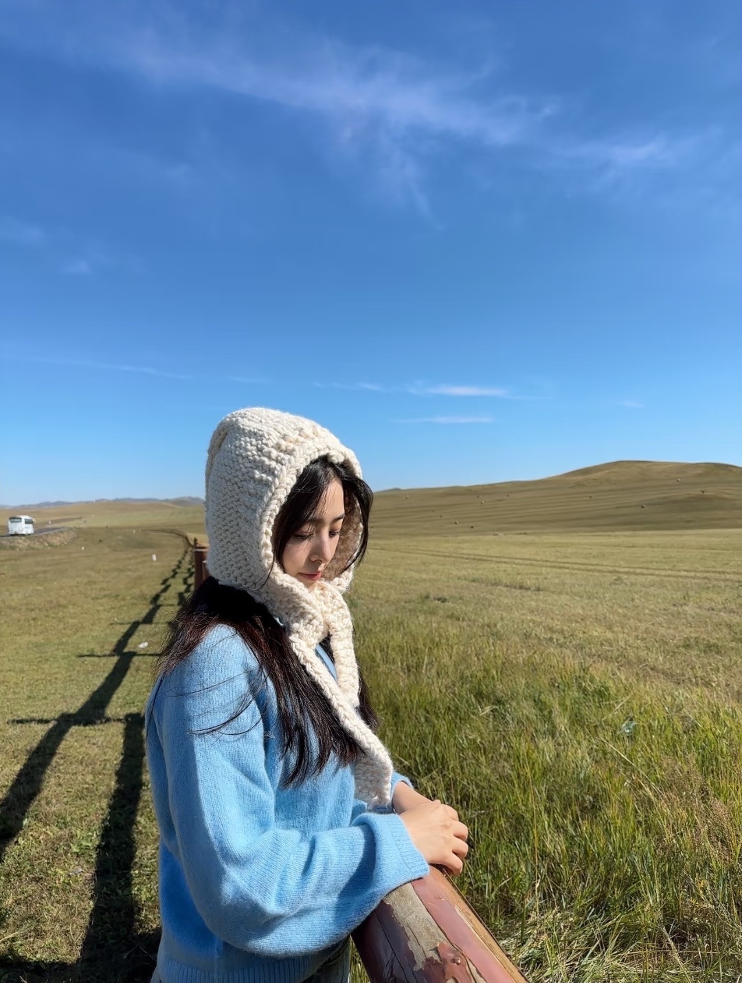张含韵的旅游照，真好看啊～她还提醒大家别独自前往，一个人上不去，把草卷踩散是要赔