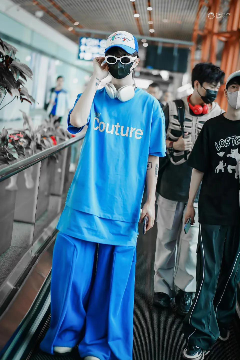 范丞丞好潮啊！尤其是墨镜🕶️和大筒裤太吸睛了。