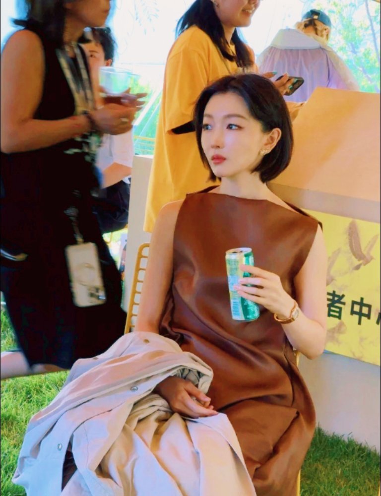 影后的“松弛”，不该是敷衍的遮羞布，周冬雨工作室涌入网友负面评价，刷到周冬雨话剧