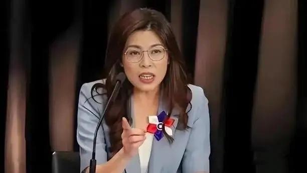 堂堂国民党主席郑丽文站在千百人聚集的宴席聚光灯下，突然指着自己大声宣告：“我父亲